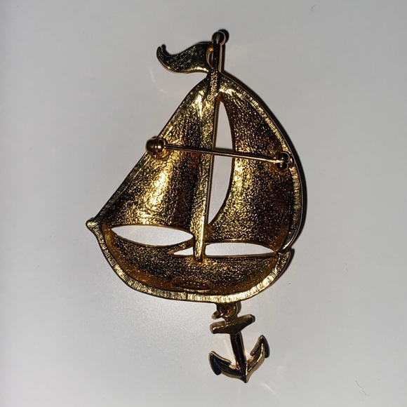 VINTAGE AVON SHIP BOAT NAUTICAL GOLD TONE ENAMEL STYLE RED BLUE WHITE PIN BROOCH - Picture 3 of 7